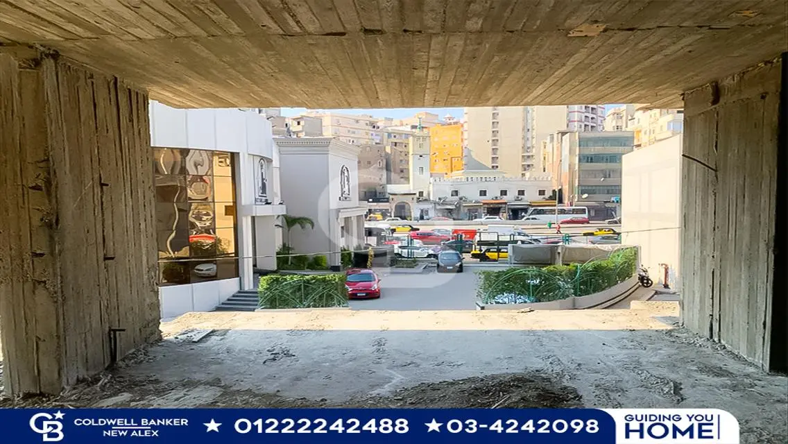 شقه للبيع علي محور قناه المحمودية بجوار محرم باشا
