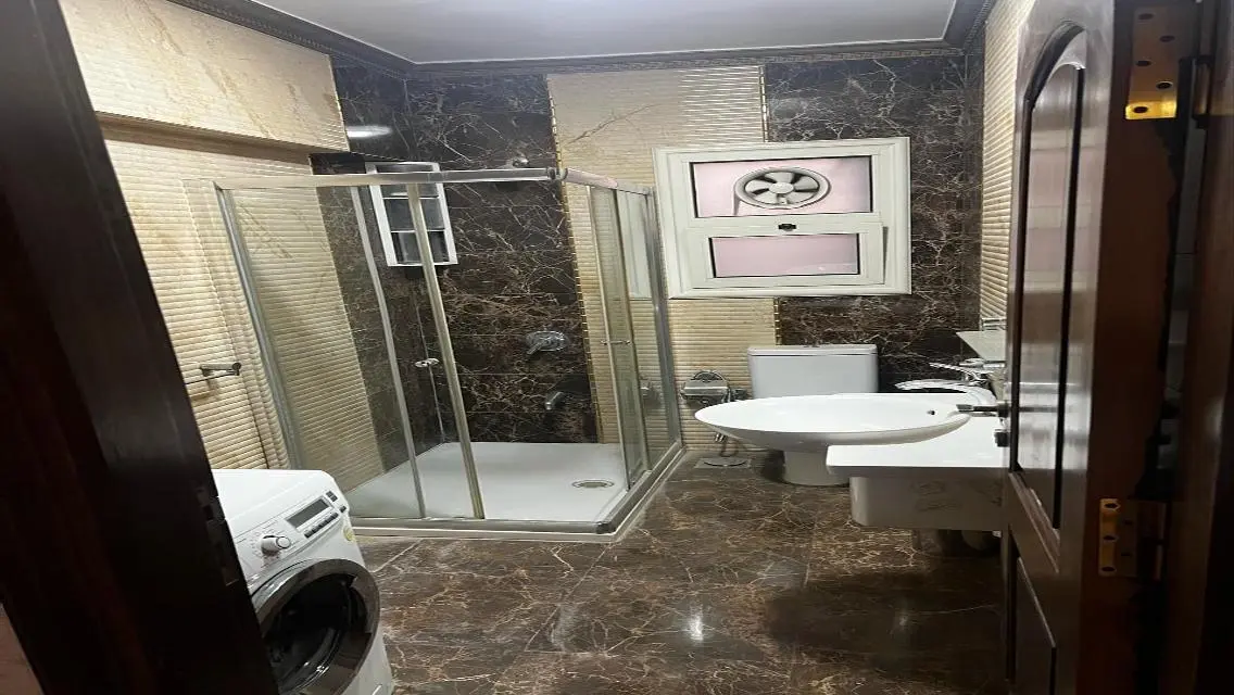 الرحاب 162م للايجار 3 غرف 3حمام تشطيبات خاصه