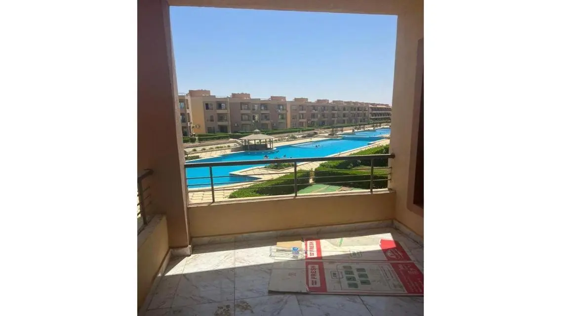 اطلالة على حمام سباحة - بالفرش و الاجهزة