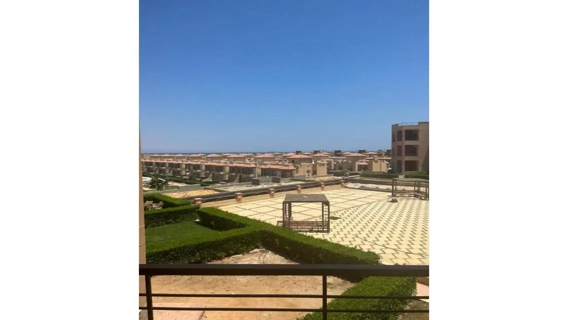 اطلالة على حمام سباحة - بالفرش و الاجهزة