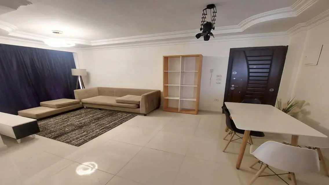 شقة للبيع فى مدينتى غرفتين نوم وحمام بالفرش والأجه