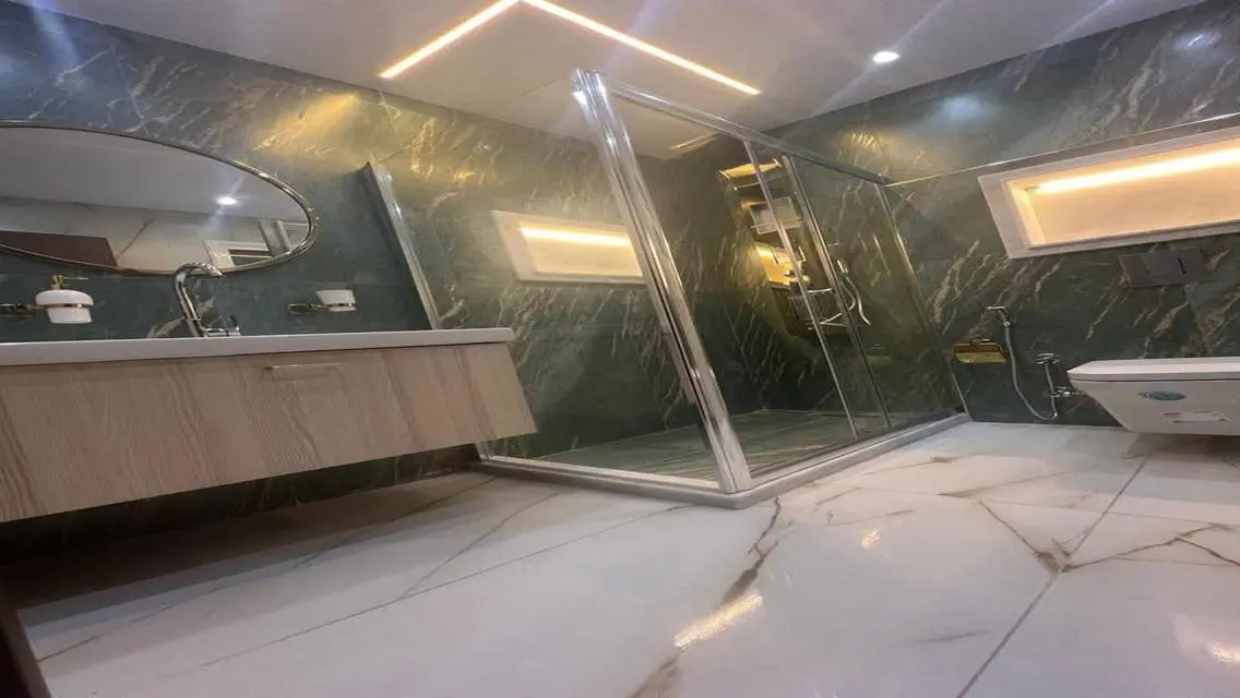 شقة للبيع فى مدينتى 200متر منطقه b12 تشطيب الترا س