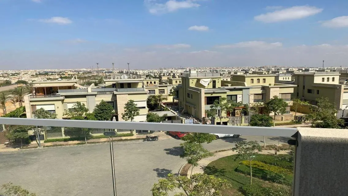 شقة مميزه للبيع في جولدن سكوير  بالقاهرة الجديدة