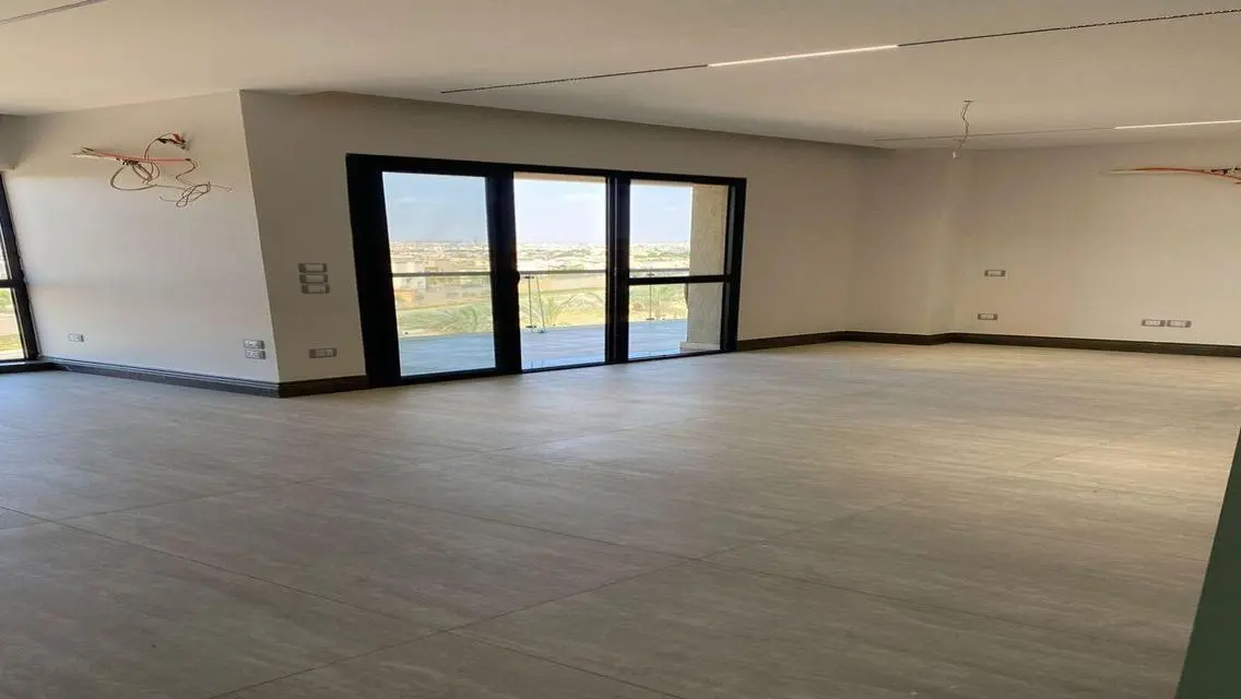شقة مميزه للبيع في جولدن سكوير  بالقاهرة الجديدة