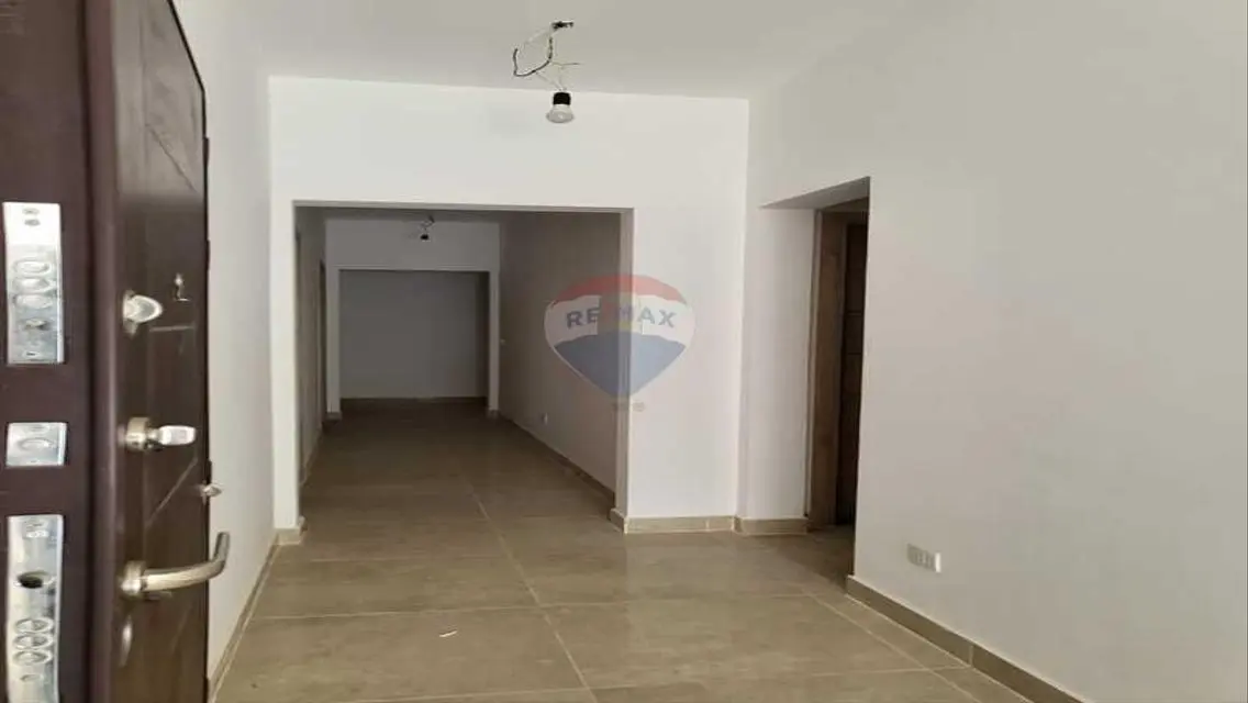 شقه ارضي بحديقه للايجار بالتكيفات و المطبخ المراسم