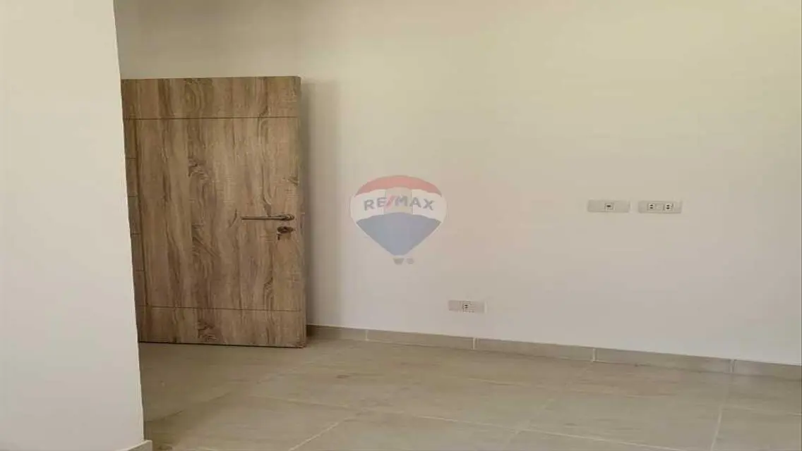 شقه ارضي بحديقه للايجار بالتكيفات و المطبخ المراسم