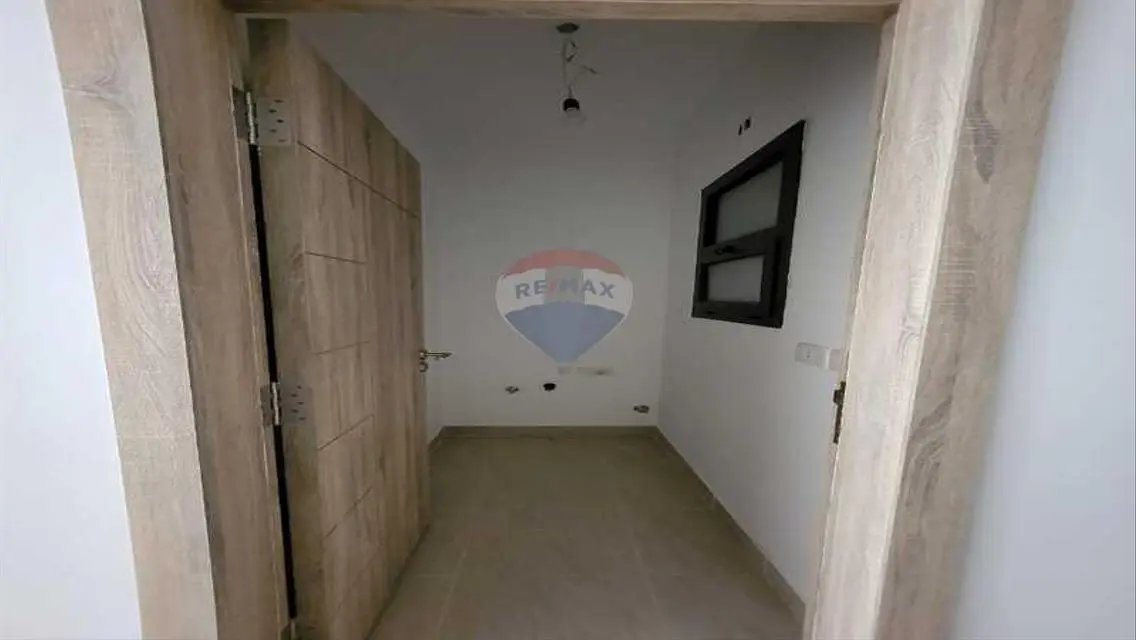 شقه ارضي بحديقه للايجار بالتكيفات و المطبخ المراسم