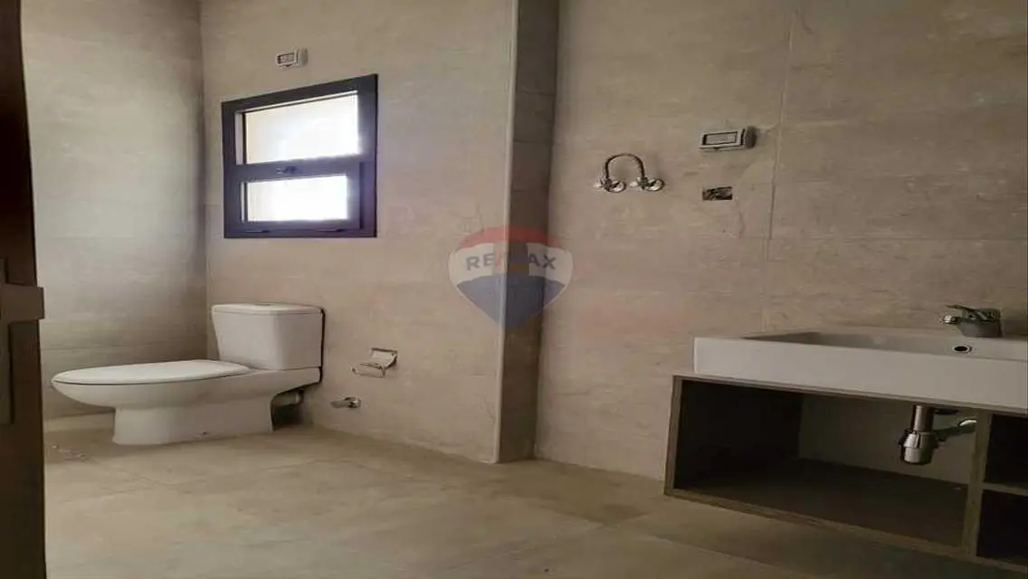 شقه ارضي بحديقه للايجار بالتكيفات و المطبخ المراسم