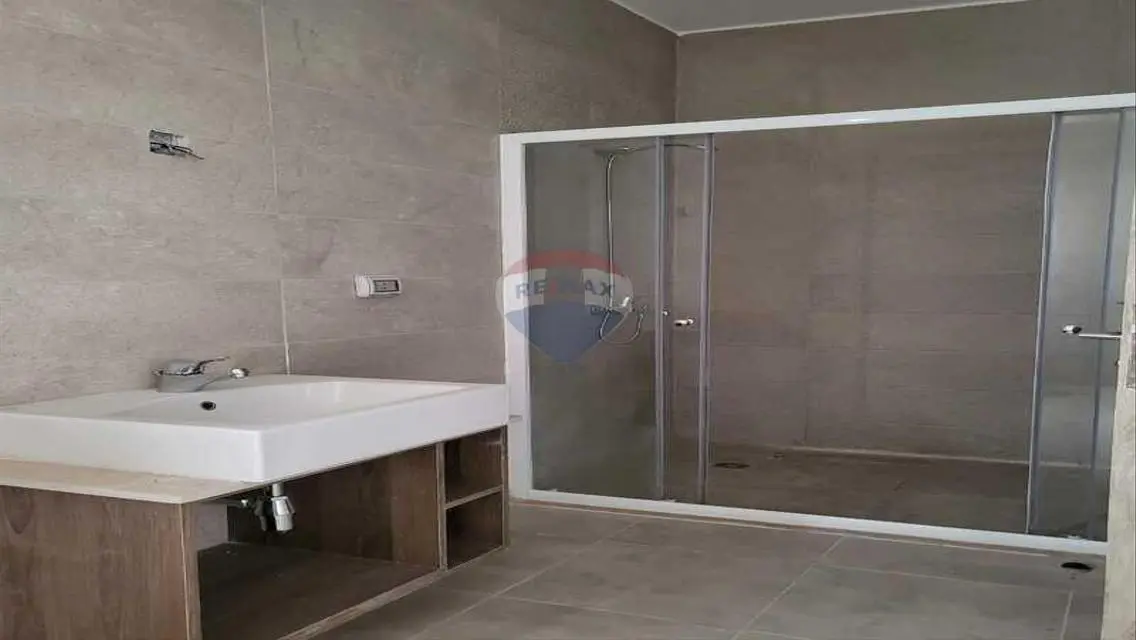 شقه ارضي بحديقه للايجار بالتكيفات و المطبخ المراسم