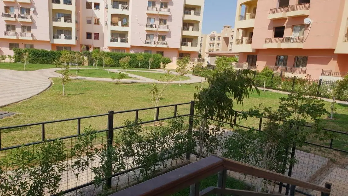 للبيع شقه ارضي بجنينه مميزه جدا بدريم لاند
