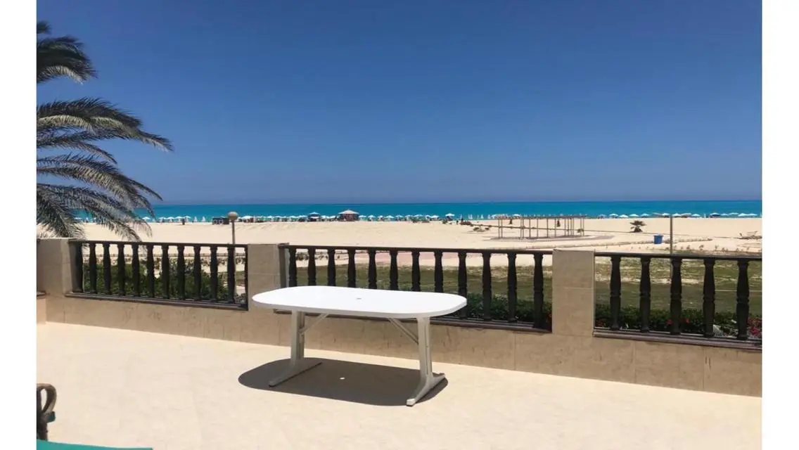 للبيع شاليه بمارينا 2 في نادي السيارات اول صف بحر 