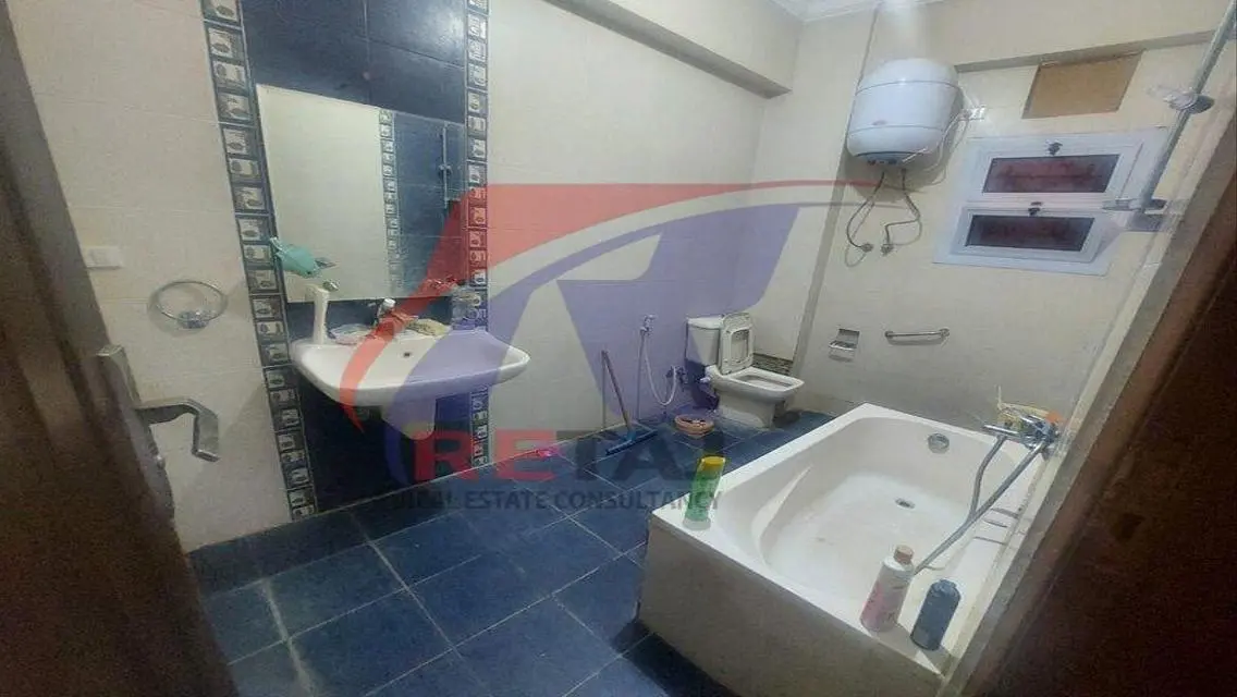 شقة بيع 250م ارضي بمدخل خاص البنفسج 1 التجمع الاول
