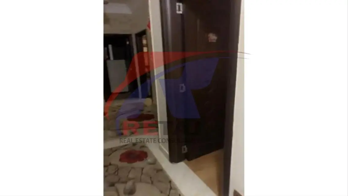شقة للبيع في فيلات النرجس 5 بجانب ديار المخابرات .