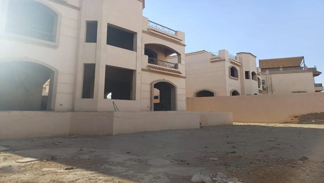 فيلا لقطه للبيع نصف تشطيب بدريم لاند ٦ اكتوبر