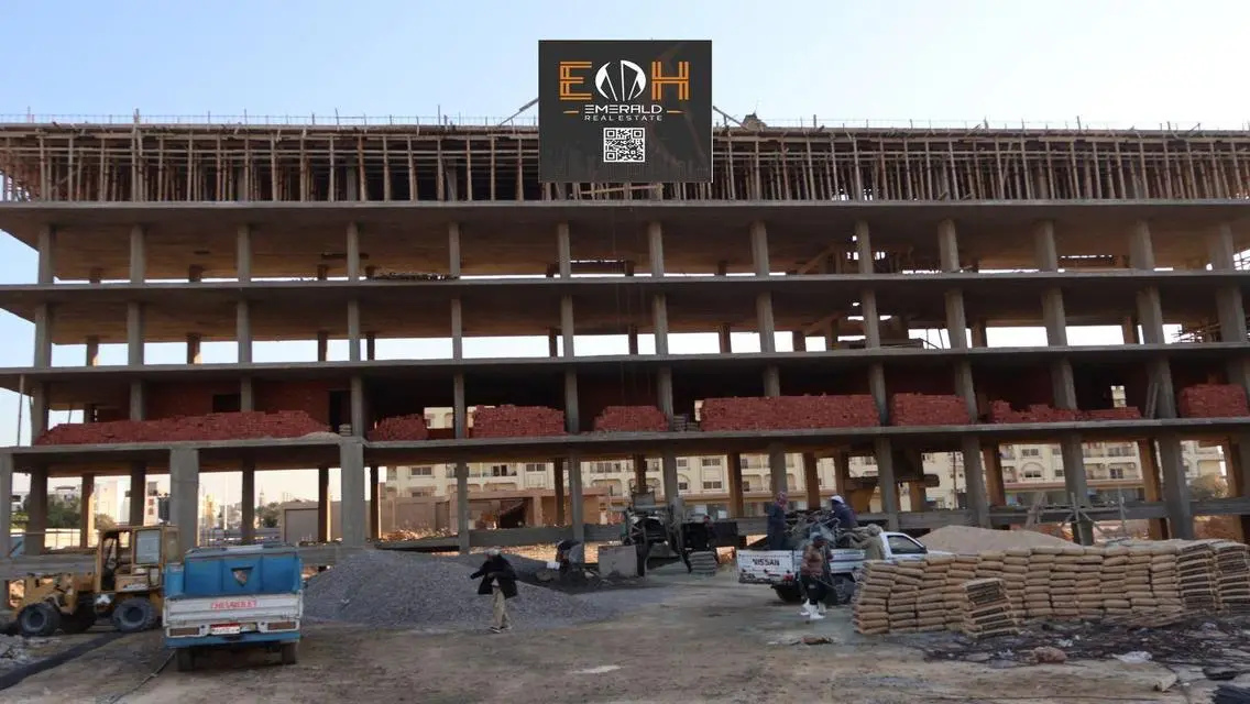 فيلا فاخرة للبيع مع مسبح خاص وحديقة