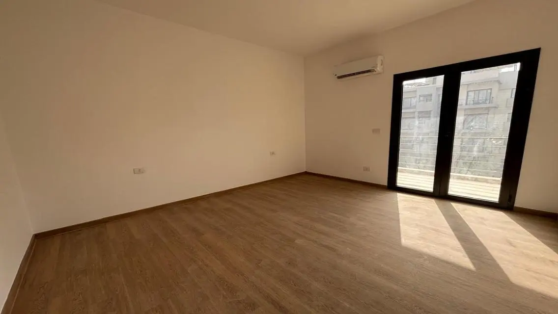 The largest area in Fifth Square for rent 