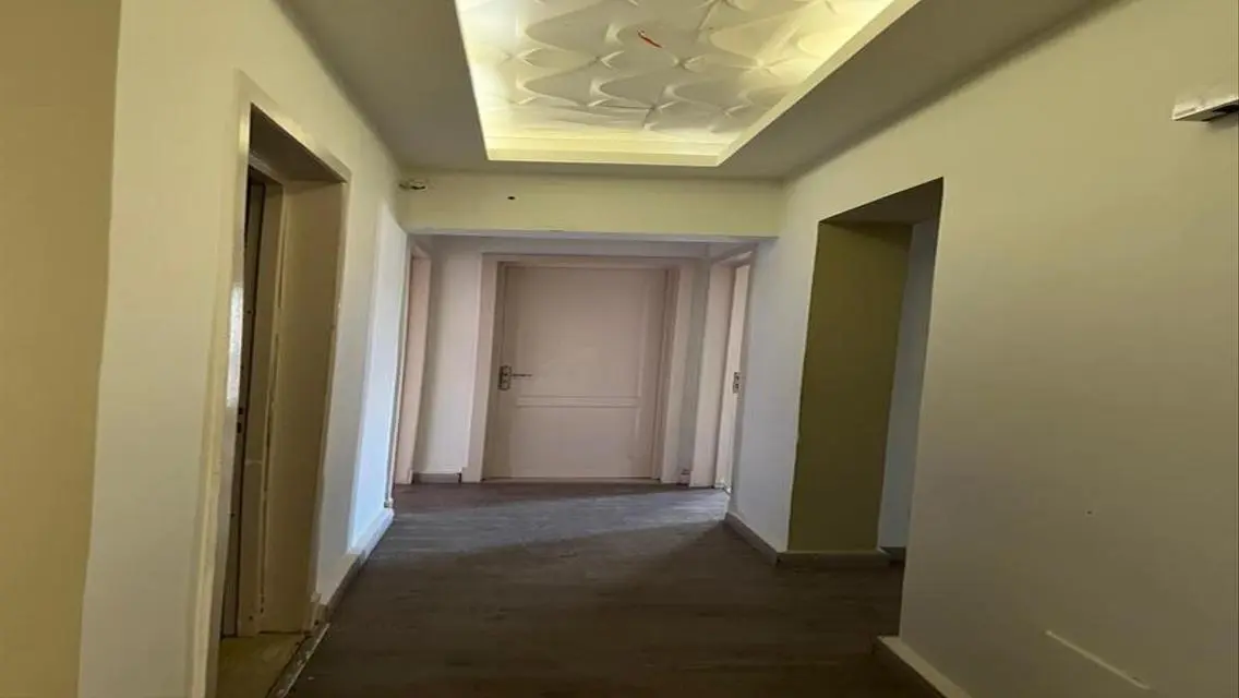 شقة فاخرة بالإيجار مع تكييف مركزي ومرافق ممتازة