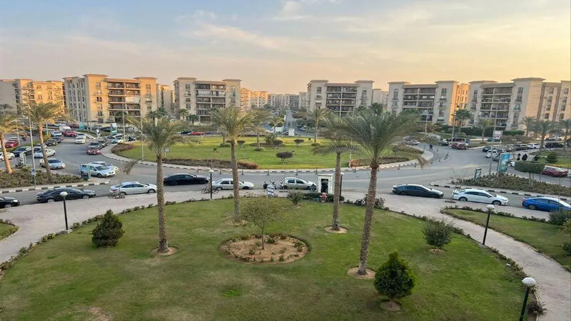 شقة فاخرة بالإيجار مع تكييف مركزي ومرافق ممتازة