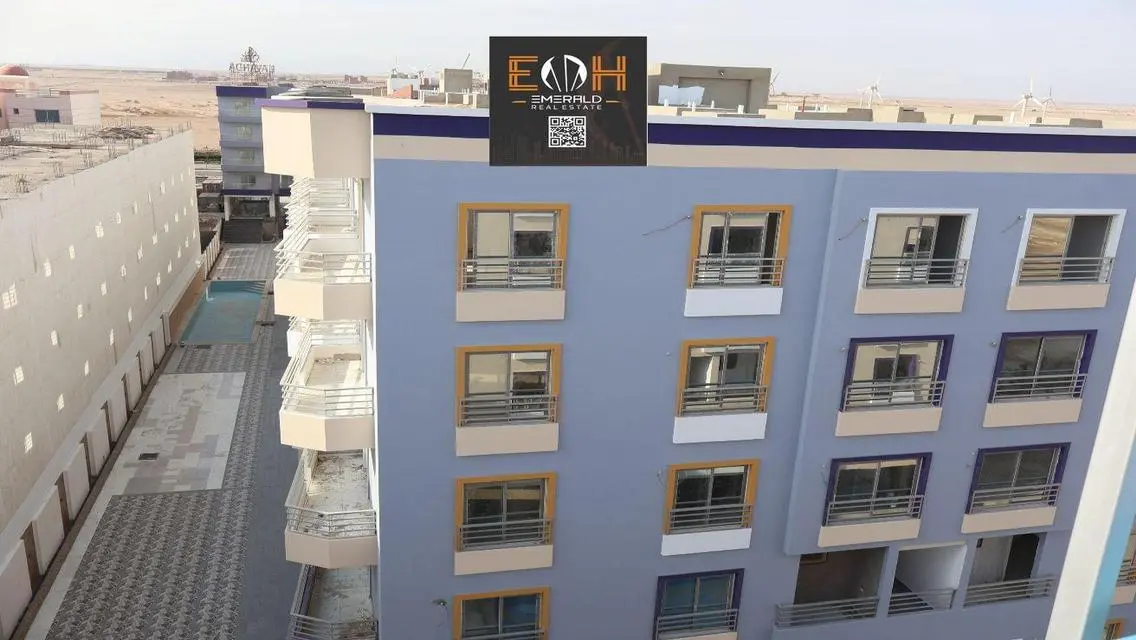 اكتشف شاطئ لافاندا: حيث تلتقي الهيبة والراحة