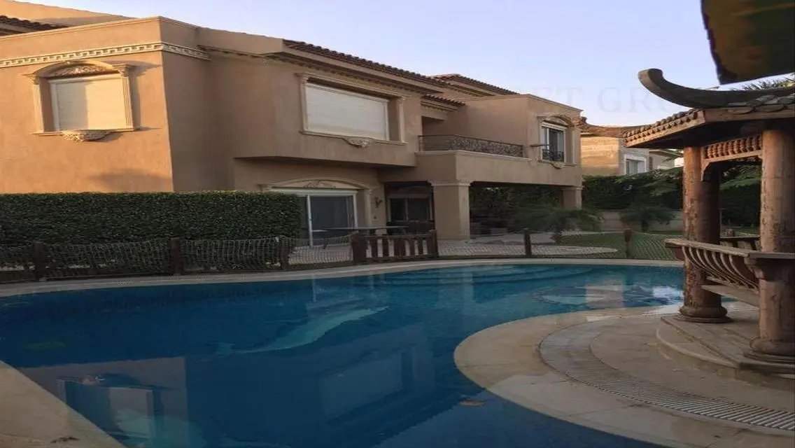 Stand alone in Lake View furnished ultra modern