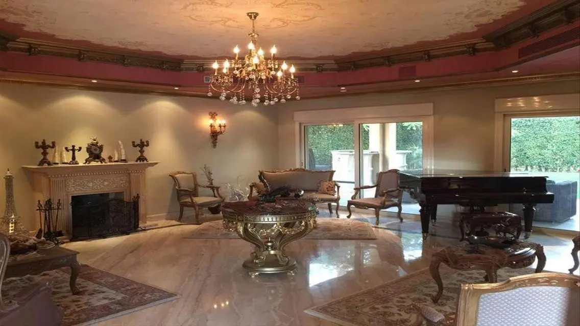 Stand alone in Lake View furnished ultra modern