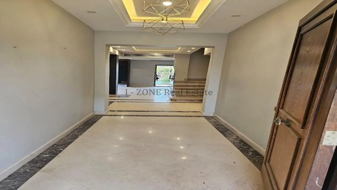 فيلا مودرن بحمام سباحة للايجار بسعر مميز في ميفيدا
