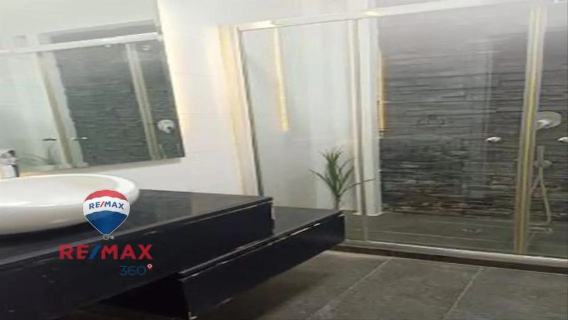 شقة للبيع موقع مميز فيو رائع .شارع النزهة الرئيسى