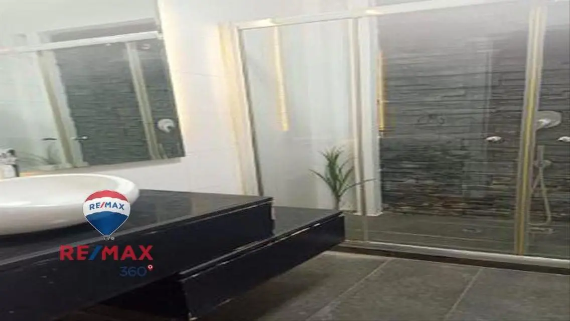 شقة للبيع موقع مميز فيو رائع .شارع النزهة الرئيسى