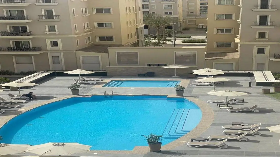 شقة متشطبة بالاجهزة والتكييفات استلام فورى بميفيدا