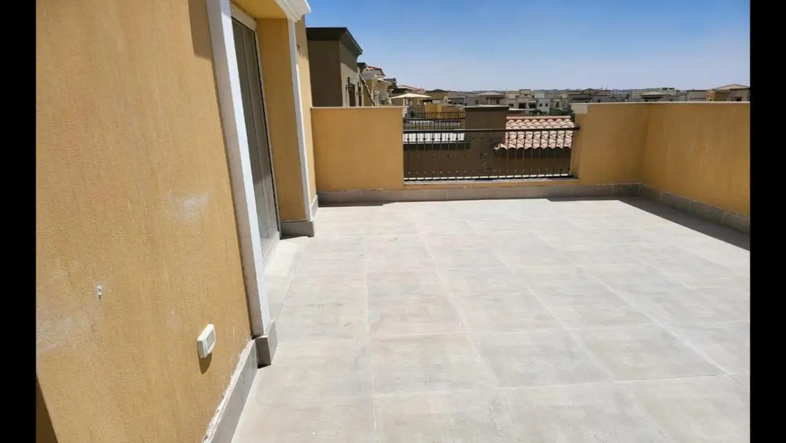 فيلا للايجار نص مفروش في كمبوند ميفيدا