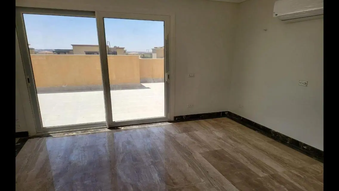 فيلا للايجار نص مفروش في كمبوند ميفيدا