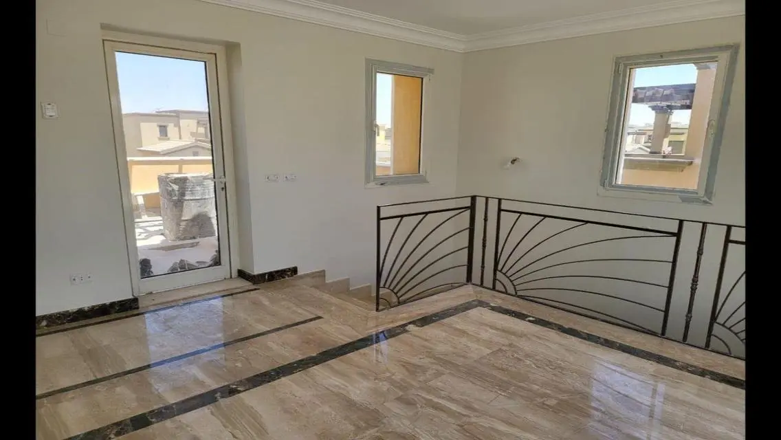 فيلا للايجار نص مفروش في كمبوند ميفيدا