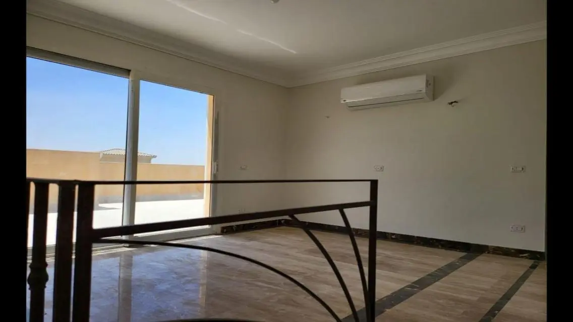فيلا للايجار نص مفروش في كمبوند ميفيدا
