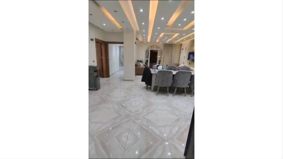 شقه للبيع بالحي ال8  متشطب بالفرش و التكيفات 170م
