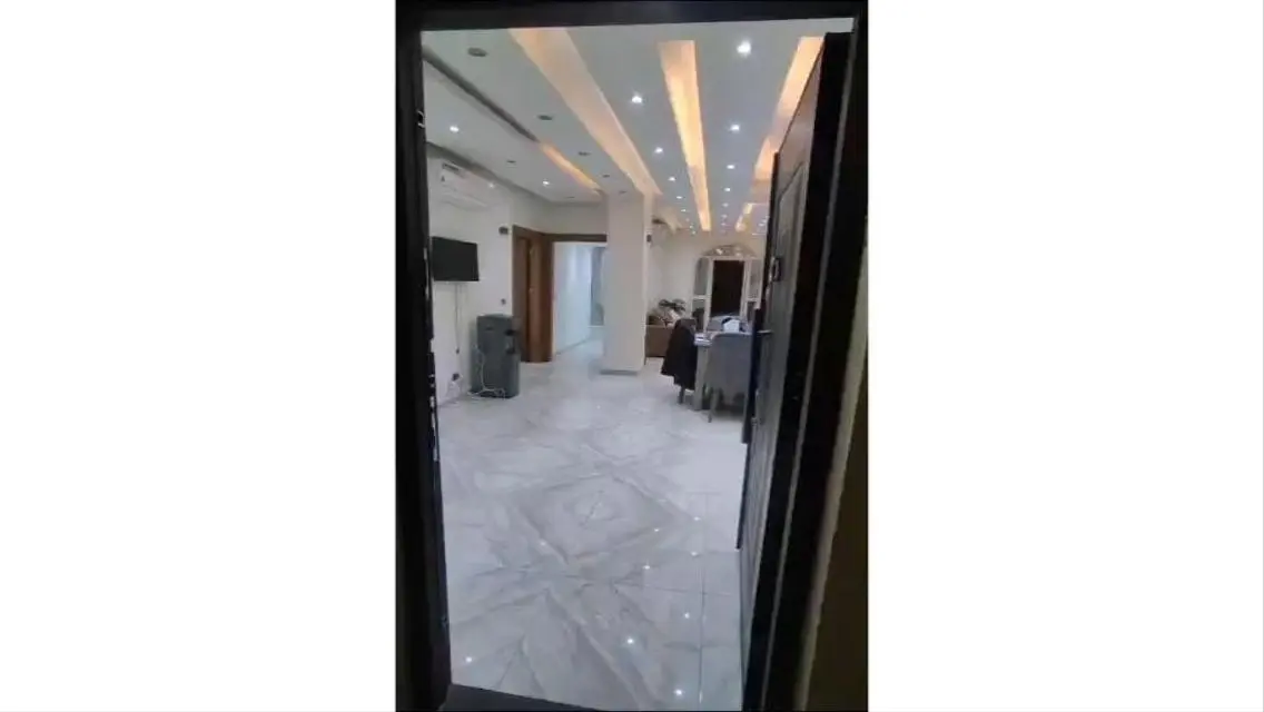 شقه للبيع بالحي ال8  متشطب بالفرش و التكيفات 170م