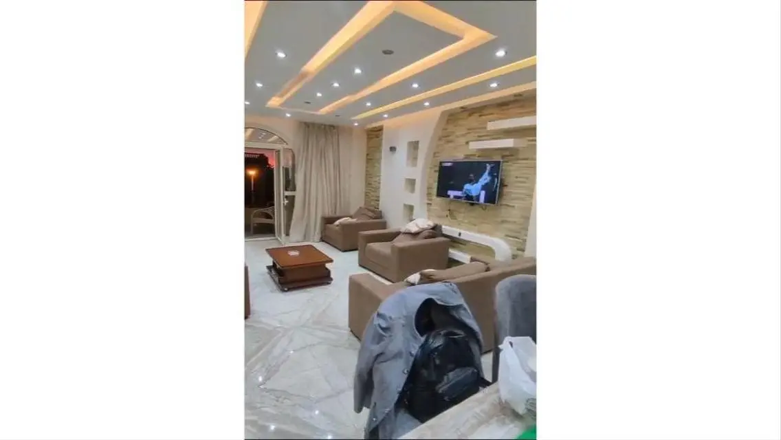 شقه للبيع بالحي ال8  متشطب بالفرش و التكيفات 170م
