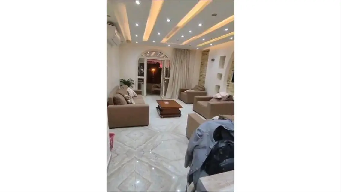 شقه للبيع بالحي ال8  متشطب بالفرش و التكيفات 170م