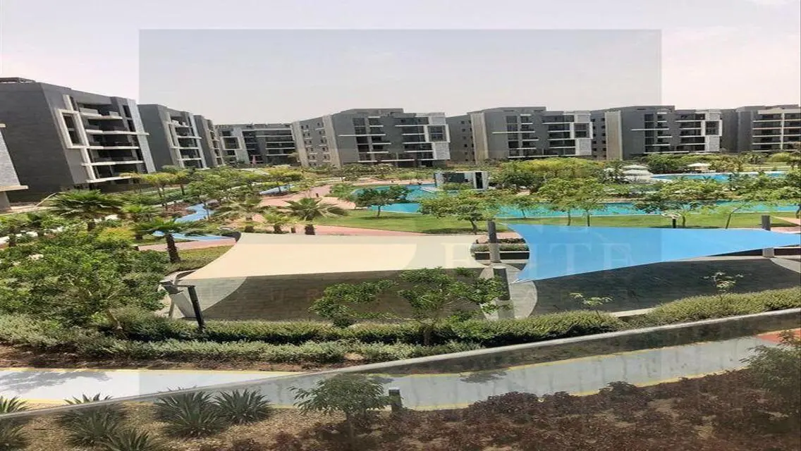 شقه للبيع 3 غرف pool view في اكتوبر بجانب مول مصر