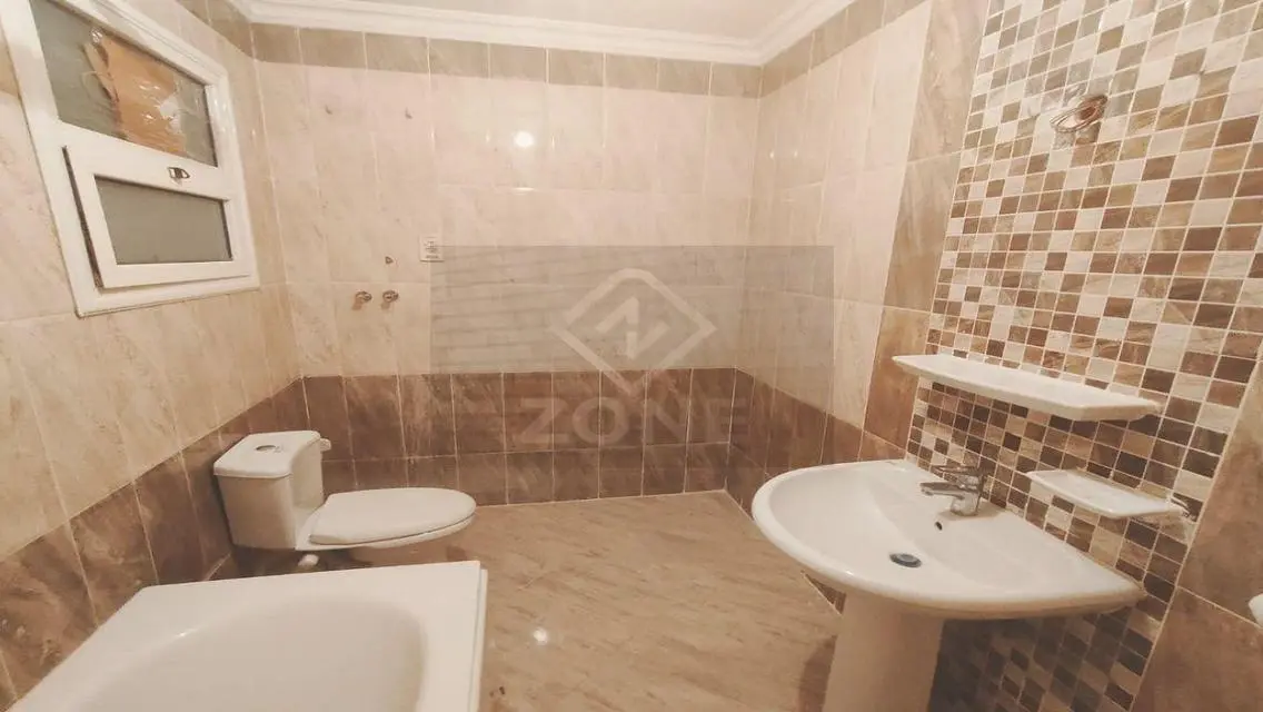 شقه للايجار ارضي بحديقه 3نوم و2 حمام بسعرلقطه 136م