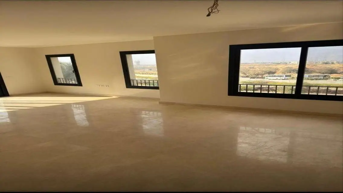شقه في كمبوند اوويست تشطيب كامل لوكيشن مميز