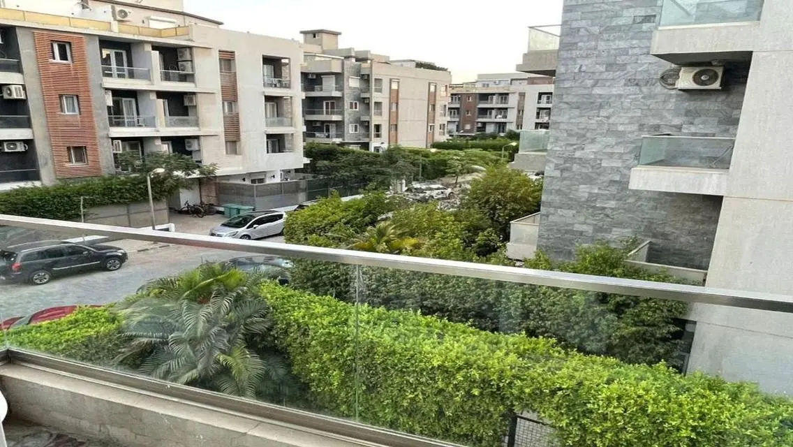شقه بجاردن للبيع _ كمبوند ديونز دقائق من مول العرب