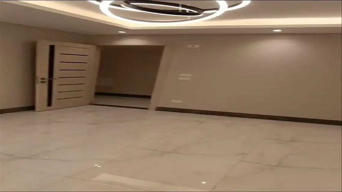 مكتب مميز للإيجار بمساحة 220 متر