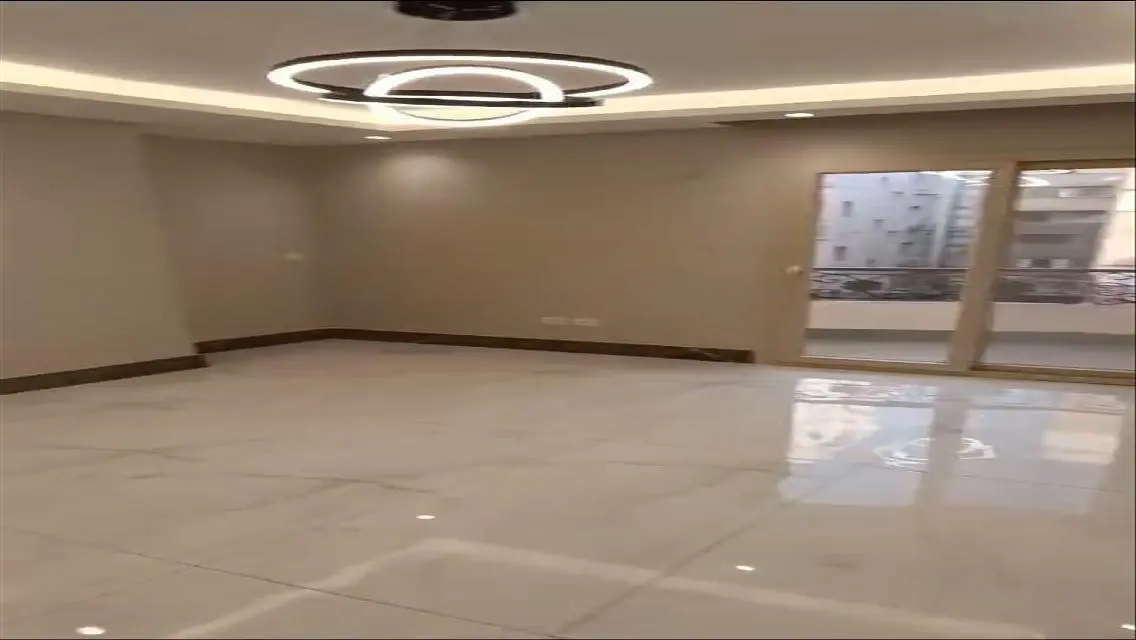 مكتب مميز للإيجار بمساحة 220 متر