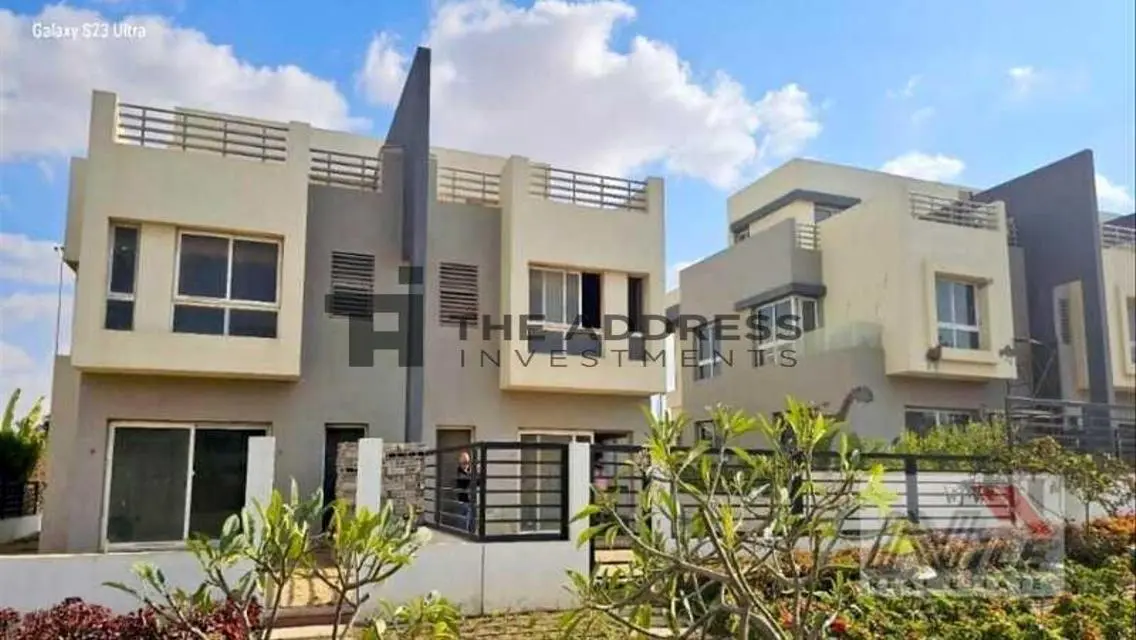 تاون هاوس اربع غرف تصميم مودرن 10% تسهيلات 7 سنين