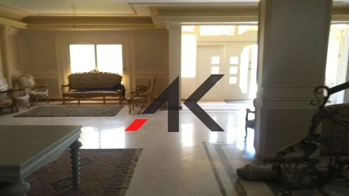 تاون كورنر كامل التشطيب بموقع مميز للبيع في لوروا