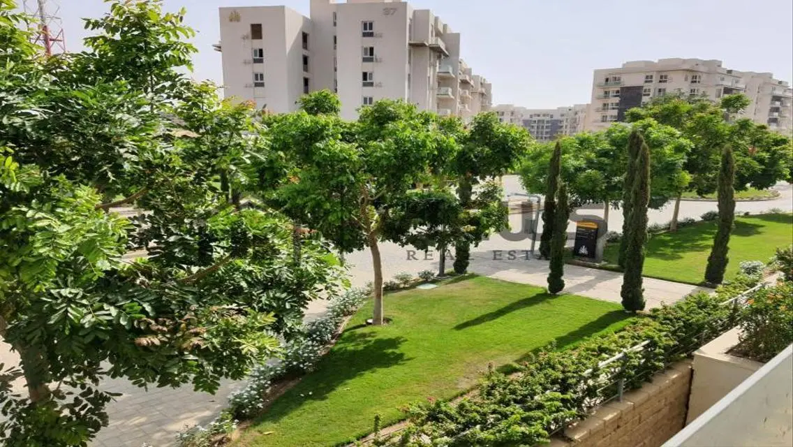 شقة فاخرة مع إطلالة على البحيرات في موقع متميز