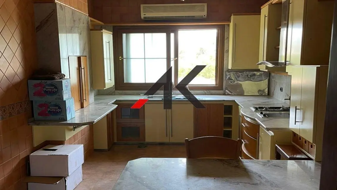 Luxury Palace with pool For Sale in Arabella Park