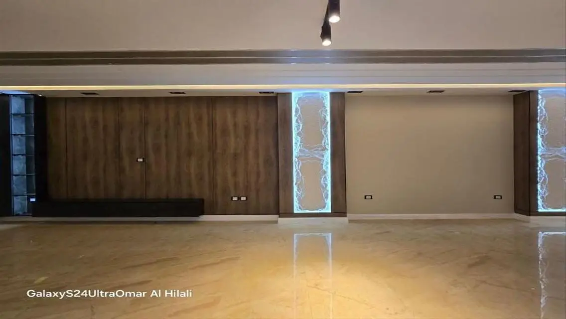 اجمل فيووو بحدائق الاهرام شقة 210م على شارع الجيش