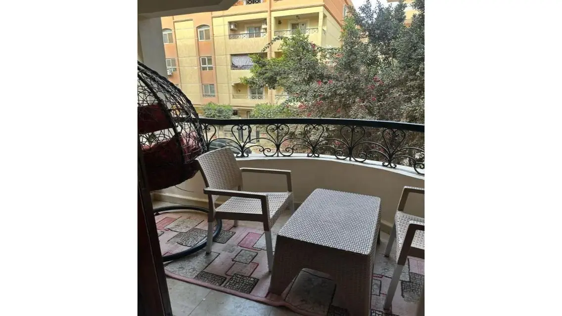 للبيع شقه بمساحه كبيره بحري بحدايق الاهرام 