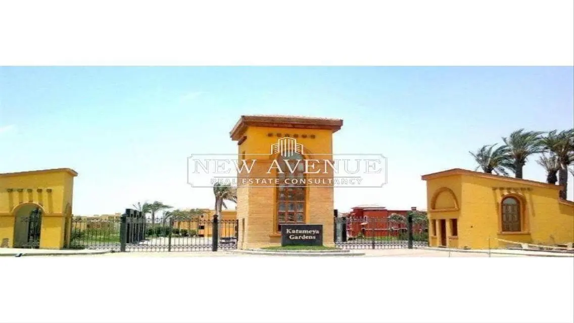 شقة للبيع استلام فورى في قطامية جاردنز - فيو مميز
